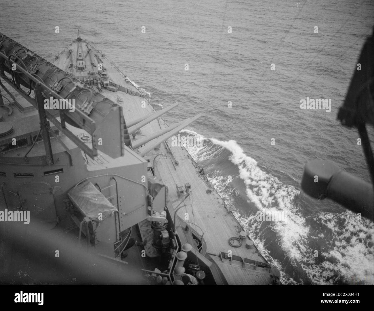 A BORDO DELLA CORAZZATA HMS PRINCE OF WALES. GIUGNO 1941. - La torretta anteriore di cannoni da 14' della HMS PRINCE OF WALES addestrata pronta ad aprire il fuoco Foto Stock