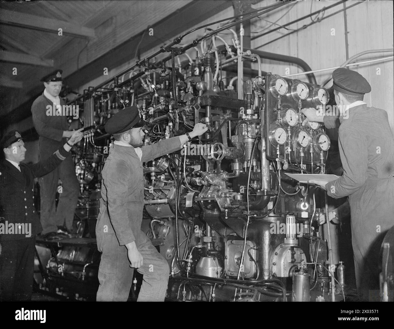 Gli ufficiali del Royal Naval Engineering College di Keyham, nel 1941, acquisirono esperienza pratica nella gestione di motori marini full-size, tra cui motori diesel, nel laboratorio di test del college. Foto Stock