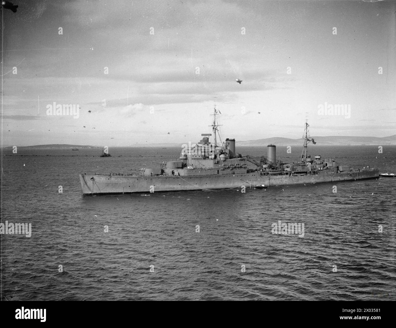 Tra il 15 e il 17 ottobre 1941, la HMS Kenya si trova all'ancora a Scapa Flow mentre la HMS London è in mare, rappresentando le operazioni di routine della Royal Navy. Foto Stock