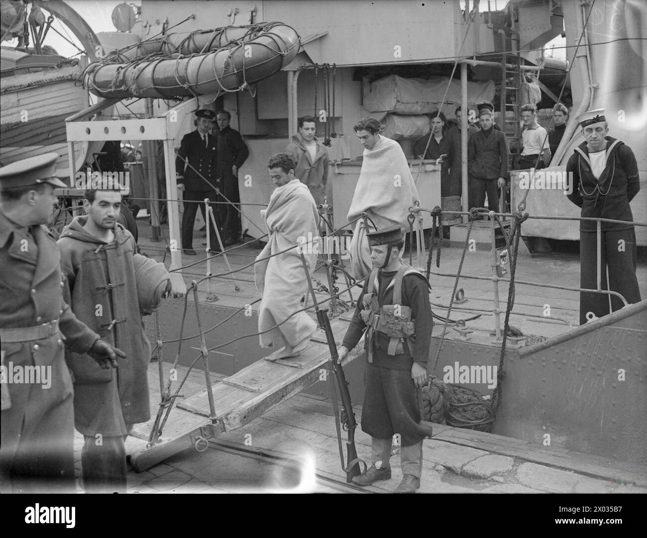 Tra il 14 e il 17 febbraio 1943, i cacciatorpediniere britannici Wheatland e Easton costrinsero un sommergibile italiano a scendere in superficie nel Mediterraneo vicino ad Algeri, salvarono l'equipaggio e affondarono la nave. I prigionieri erano avvolti in coperte e fornivano cappotti durante la scorta. Foto Stock