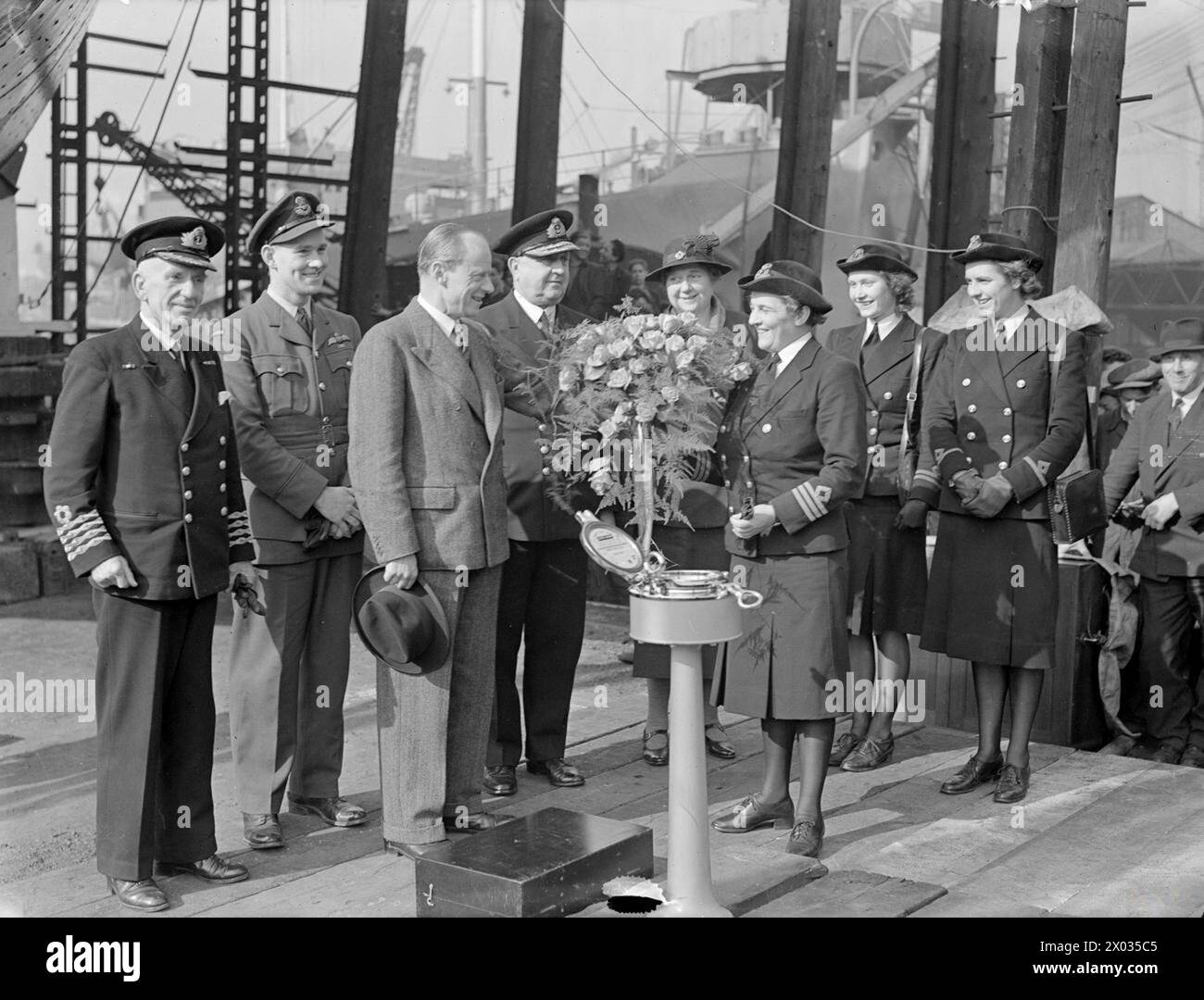 Wren Chief Officer H.L. Overy lanciò l'oliatore della flotta da 000 tonnellate Empire Neptune presso il cantiere Hawthorne Leslie di Hebburn vicino Newcastle il 13 aprile 1945, alla presenza di ufficiali e ufficiali di marina tra cui Robin Rowell e il contrammiraglio Sir Wellwood Maxwell. Foto Stock Wren Chief Officer H.L. Overy lanciò l'oliatore della flotta da 000 tonnellate Empire Neptune presso il cantiere Hawthorne Leslie di Hebburn vicino Newcastle il 13 aprile 1945, alla presenza di ufficiali e ufficiali di marina tra cui Robin Rowell e il contrammiraglio Sir Wellwood Maxwell. Foto Stock