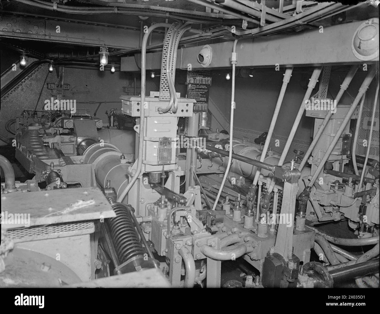 NELLA PORTAEREI BRITANNICA HMS INDEFATIGABLE. 22 FEBBRAIO 1944, ROSYTH. - Vista che guarda a poppa nel vano del cambio dopo sterzo, contenente le due unità di pompaggio Williams-Janney a comando elettrico Foto Stock