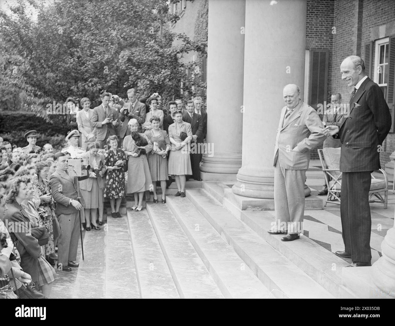 Il primo ministro Winston Churchill, con l'ambasciatore britannico Lord Halifax, si rivolge al personale di vari dipartimenti dell'ambasciata britannica a Washington DC nel maggio 1943 durante la sua visita negli Stati Uniti. Foto Stock