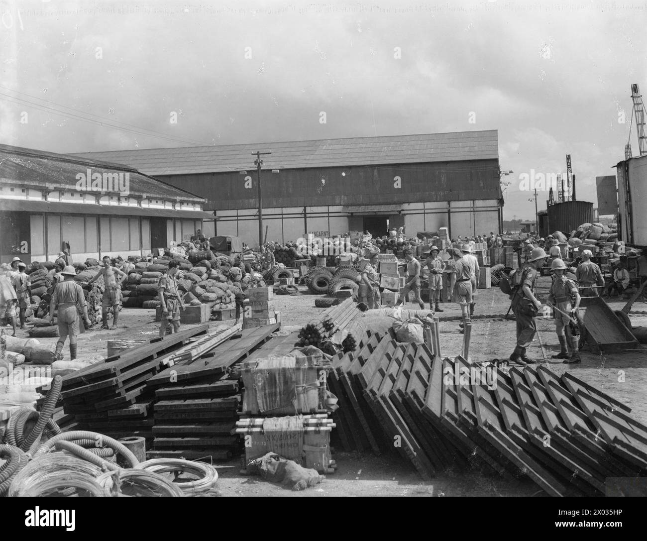 Il 18 settembre 1942, le forze britanniche catturarono Tamatave, il principale porto del Madagascar. Rifornimenti e depositi furono scaricati dalle navi dopo la cattura. Foto Stock