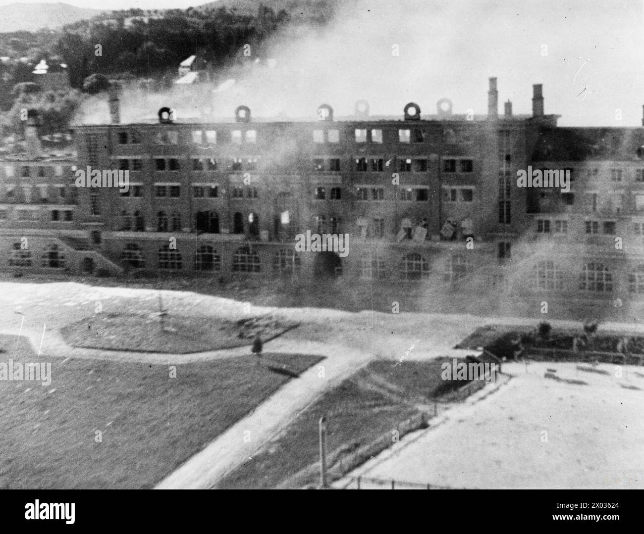 ROYAL AIR FORCE: 2ND TACTICAL AIR FORCE, 1943-1945. - Fotografia obliqua tratta da De Havilland Mosquito Mark IV, DZ383, gestita dalla RAF Film Production Unit, che mostra un edificio scolastico a Elgetons, 51 miglia a sud-est di Limoges, Francia, sotto attacco di 14 zanzare del No. 613 Squadron RAF, guidati dal Vice Marshal dell'aria B Embry, l'Air Officer Commanding No. 2 Group. Almeno 20 colpi diretti con bombe da 500 libbre furono ottenuti sulla scuola, che era stata segnalata come una caserma delle SS e fu anche attaccata dalla Maquis Royal Air Force, Royal Air Force Film Production Unit, Royal Air Force, 613 Foto Stock