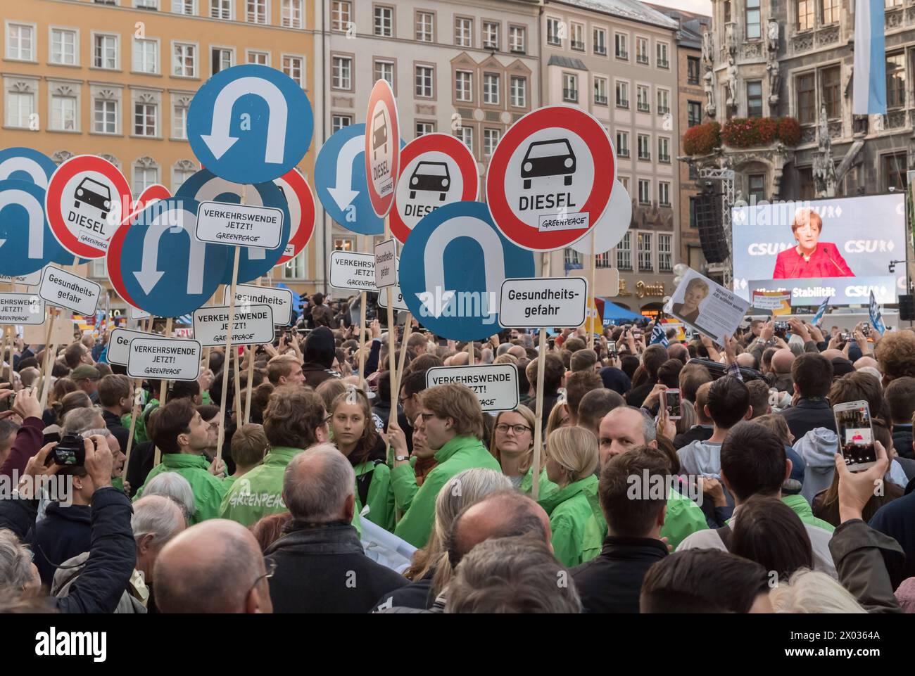 Greenpeace Greenpeace-Aktion zur Abschlusskundgebung von CDU/CSU zur Bundestagswahl 2017 mit Bundeskanzlerin Angela Merkel auf dem Marienplatz a München. Greenpeace demonstriert für eine Verkehrswende. München Bayern Deutschland *** Greenpeace Greenpeace Greenpeace azione in occasione del raduno finale della CDU CSU per le elezioni federali del 2017 con il Cancelliere Angela Merkel su Marienplatz a Monaco Greenpeace dimostra per un cambiamento nei trasporti Monaco Baviera Germania Copyright: Argumx/xThomasxEinberger Foto Stock