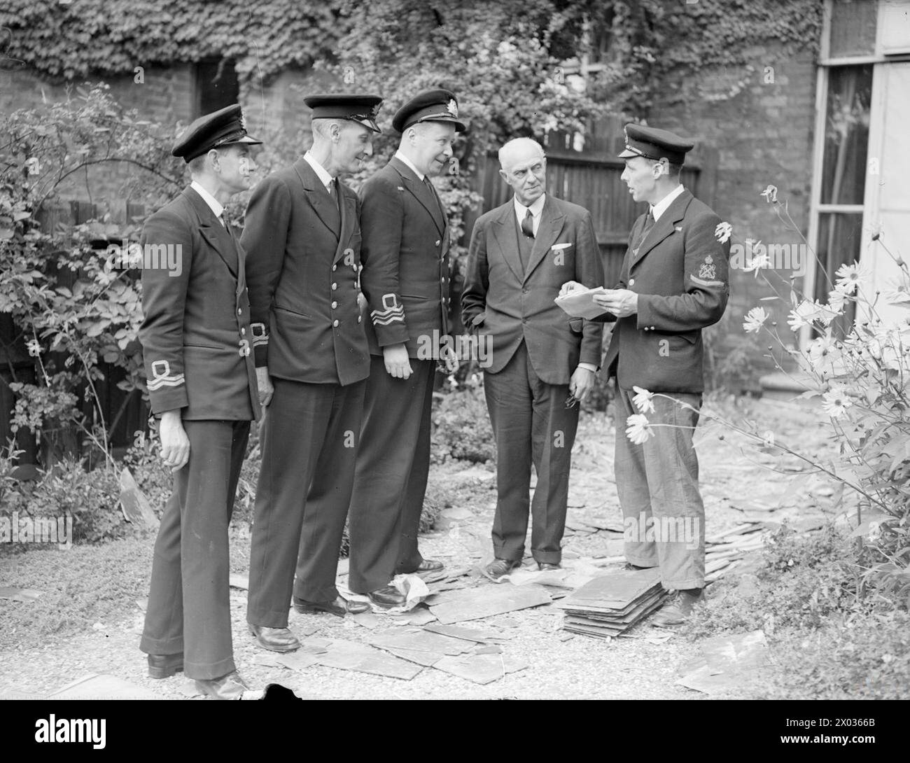 I marinai della Royal Navy aiutarono a riparare le case danneggiate dalle bombe volanti su Telford Avenue, Streatham, il 6 settembre 1944. Gli ufficiali in carica includono i Luogotenenti Turner, Killick e il Comandante Parkinson. Foto Stock I marinai della Royal Navy aiutarono a riparare le case danneggiate dalle bombe volanti su Telford Avenue, Streatham, il 6 settembre 1944. Gli ufficiali in carica includono i Luogotenenti Turner, Killick e il Comandante Parkinson. Foto Stock