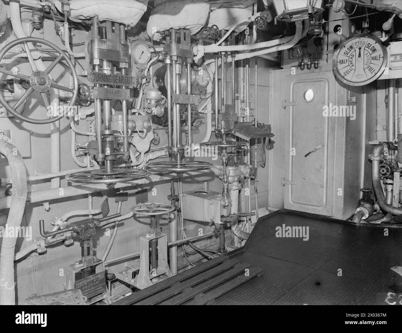 Nel febbraio 1944 vengono mostrati i motori e le macchine di propulsione della HMS Sheffield, compresa la posizione di comando principale del motore situata a poppa della sala macchine. Foto Stock