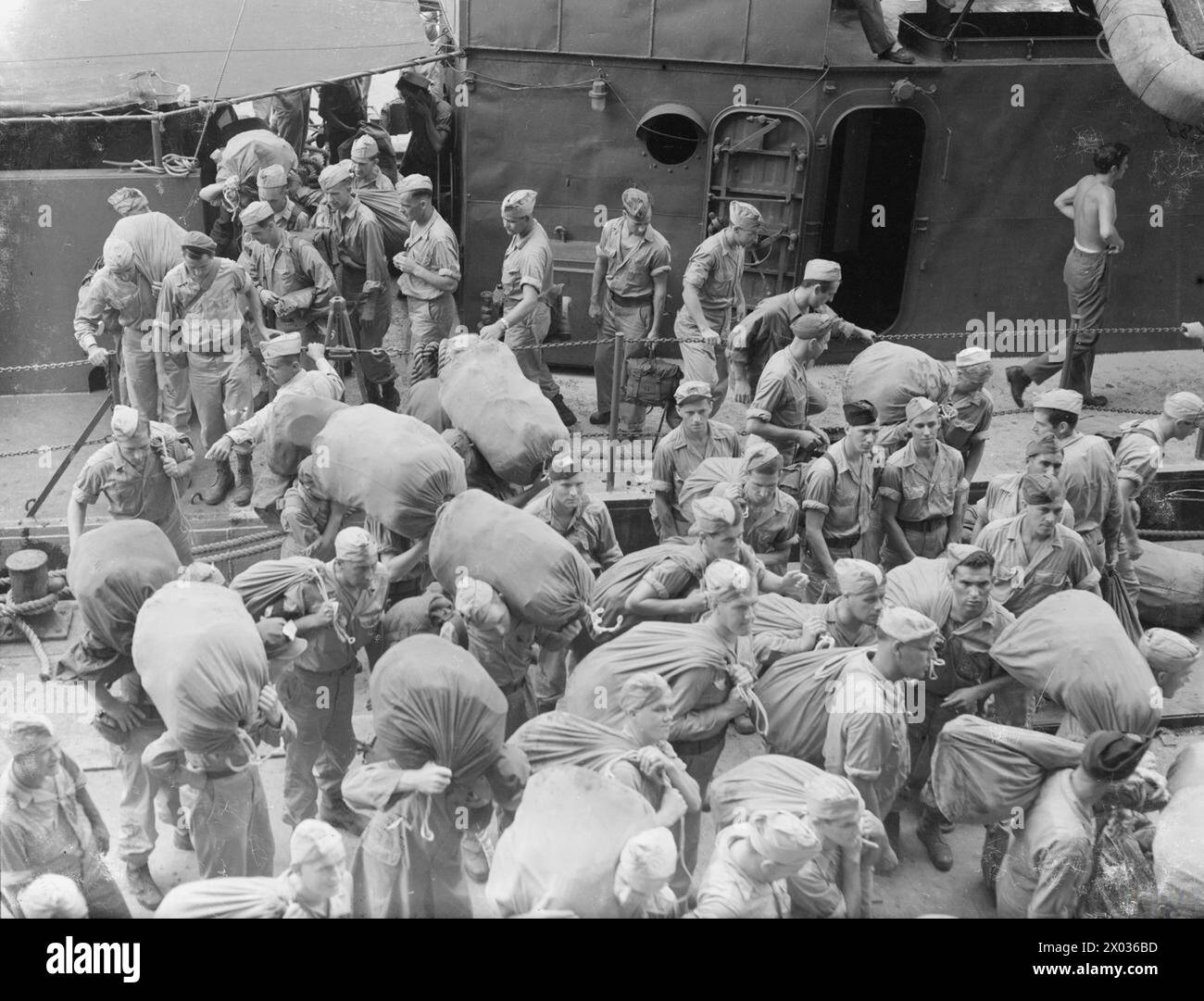 Il 9 ottobre 1945, i prigionieri di guerra britannici rilasciati arrivarono a Manila a bordo della portaerei della Light Fleet HMS Glory come loro primo ritorno a casa dopo la prigionia. Foto Stock