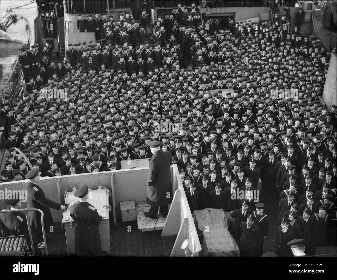 Dal 15 gennaio 1943 a Scapa Flow, primo Lord dell'Ammiragliato A V Alexander visitò la Home Fleet, rivolgendosi agli equipaggi dei cacciatorpediniere a bordo della HMS Tyne. Foto Stock