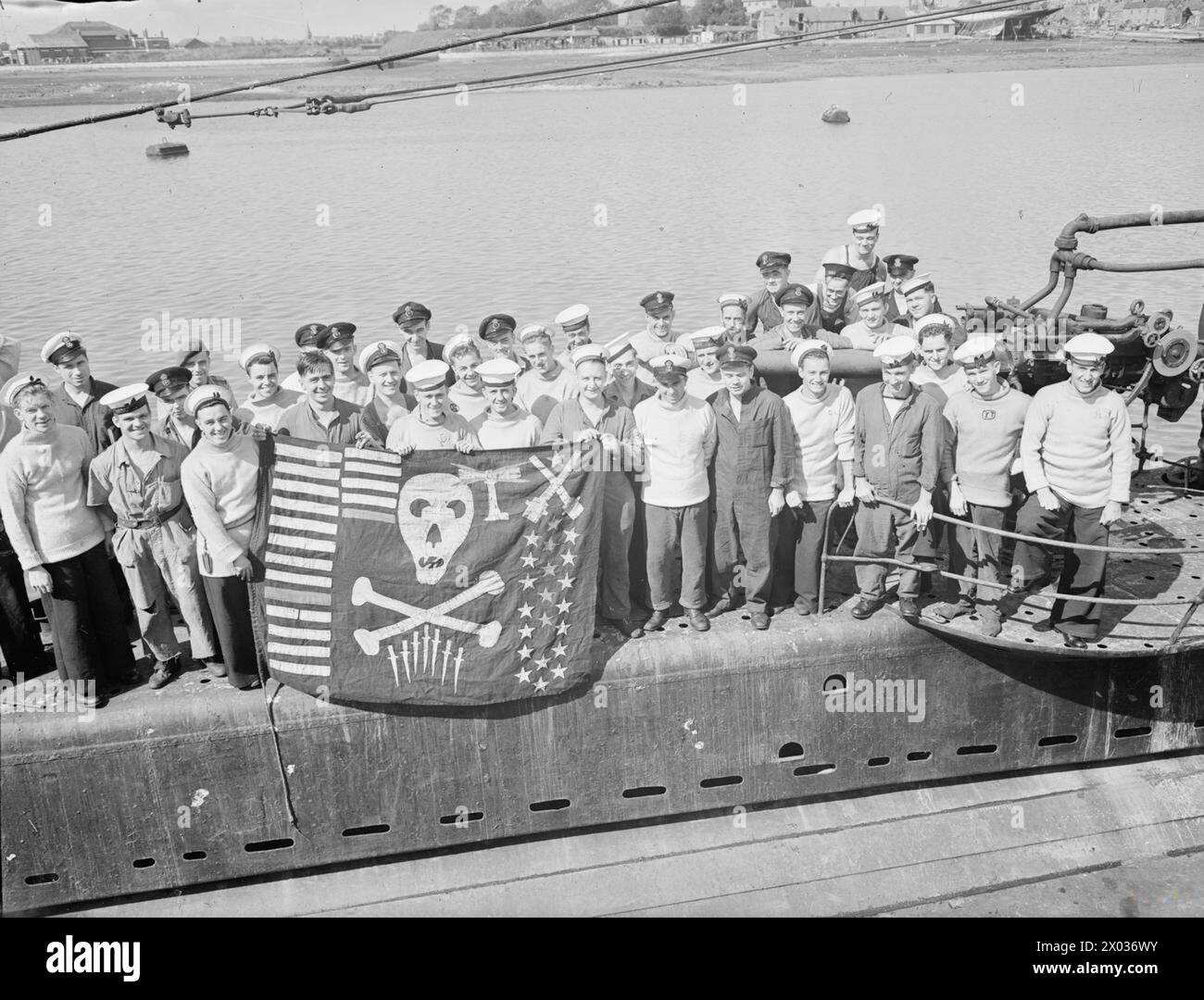 L'8 settembre 1943 a Fort Blockhouse, Portsmouth, l'HM Submarine Safari tornò da 18 mesi di operazioni nel Mediterraneo, aggiungendo un emblema del faro al suo Jolly Roger. Foto Stock