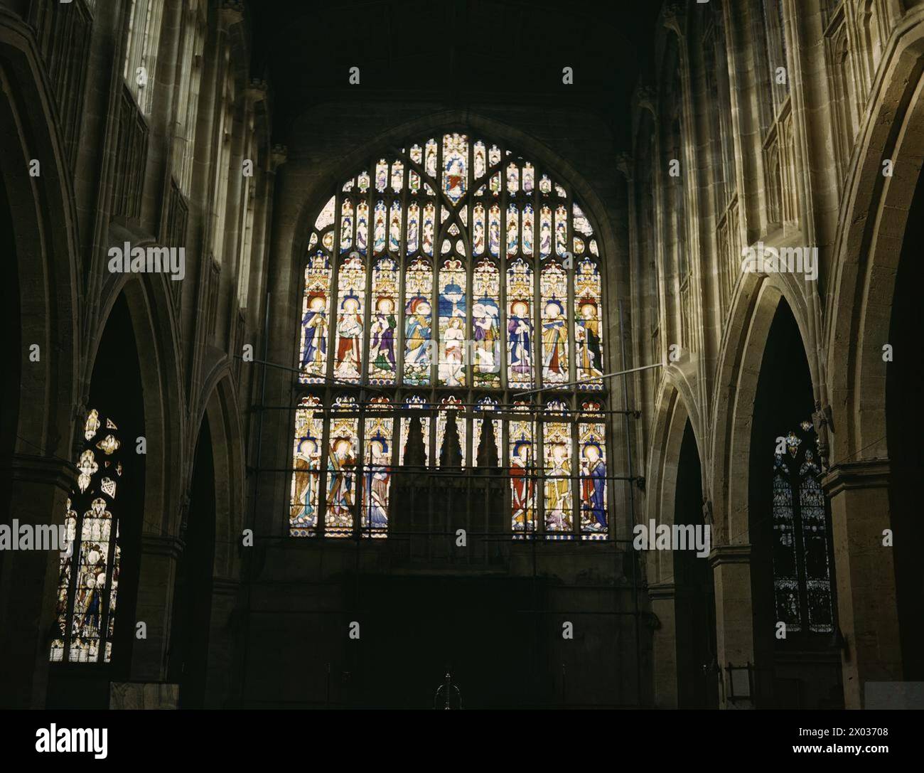 Una vetrata all'interno di una cattedrale in Gran Bretagna è stata fotografata dal 7th Photographic Reconnaissance Group dell'USAAF durante il 1942-1945. Foto Stock Una vetrata all'interno di una cattedrale in Gran Bretagna è stata fotografata dal 7th Photographic Reconnaissance Group dell'USAAF durante il 1942-1945. Foto Stock