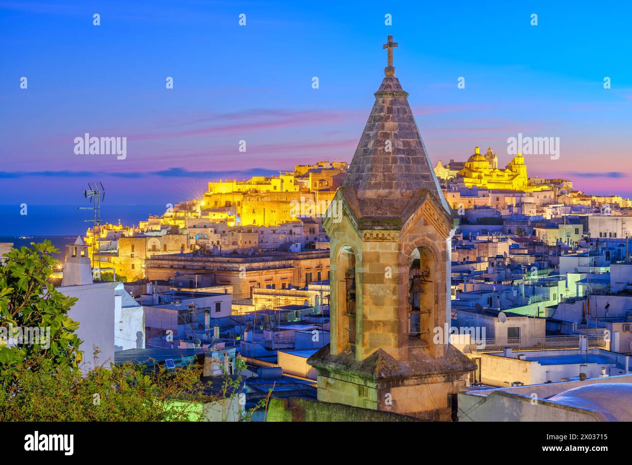 Ostuni, Italia in Puglia all'alba. Foto Stock