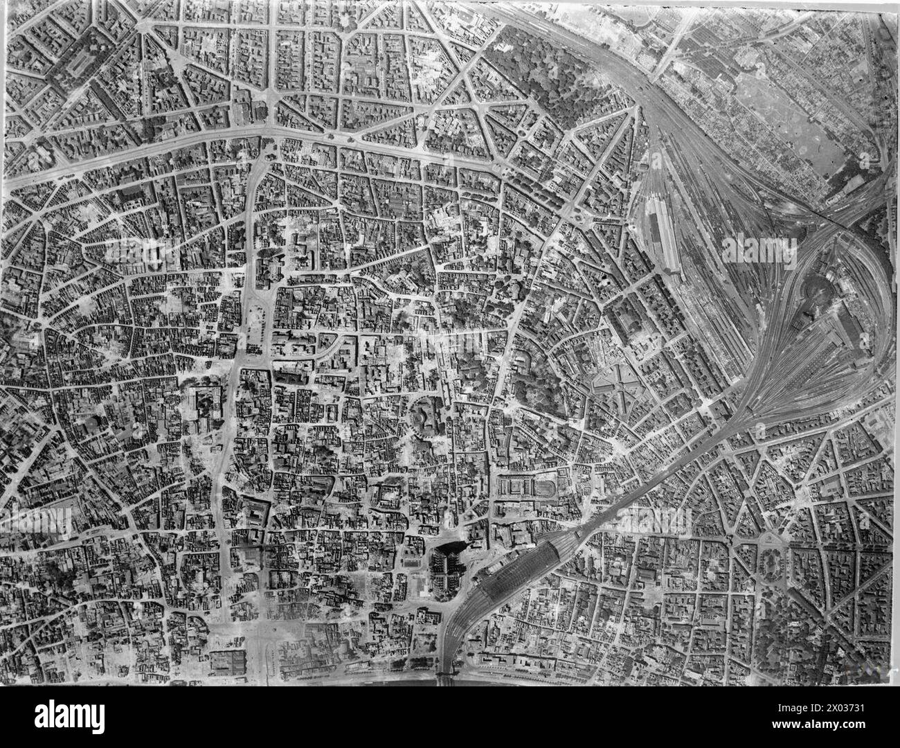 Fotografia di ricognizione aerea verticale del RAF Expeditionary Air Wing 904 che mostra il centro di Colonia, Germania, tra cui Altstadt-Sud e Neustadt Nord, con oltre 1.000 acri di danni causati dagli attacchi del Bomber Command del 28/29 giugno e 3/4 luglio 1943, la cattedrale è in gran parte intatta. Foto Stock