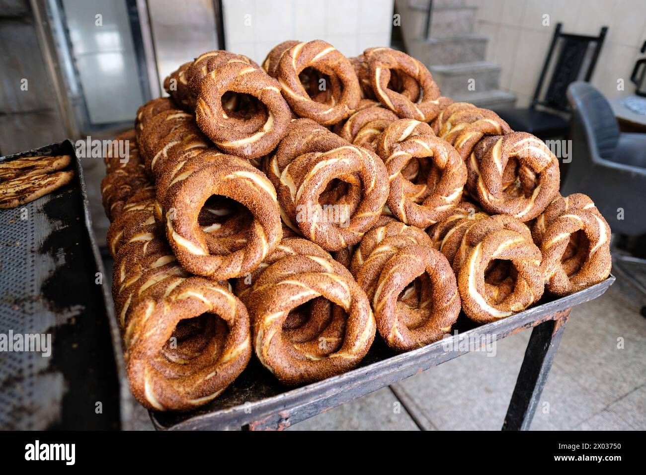 Anelli di pane freschi di simit di Istanbul, racchiusi con semi di condimento in una panetteria locale nel marzo 2024 Foto Stock