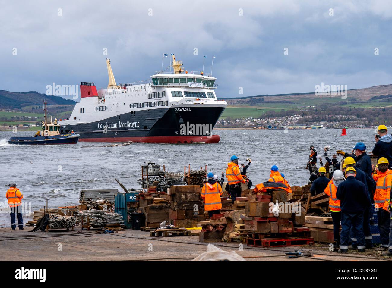 MV Glen Rosa viene lanciato presso il cantiere Ferguson Marine Port di Glasgow, per la prima volta che la nave entra in acqua. Data foto: Martedì 9 aprile 2024. Foto Stock