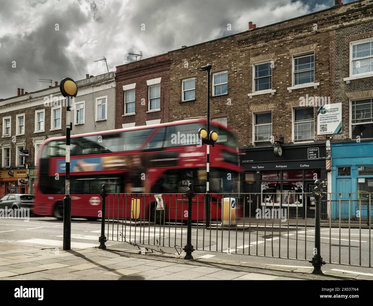 Il Caledonian Road, o 'l' camente come è noto è la principale arteria di strada attraverso il North London borough di Islington. Foto Stock
