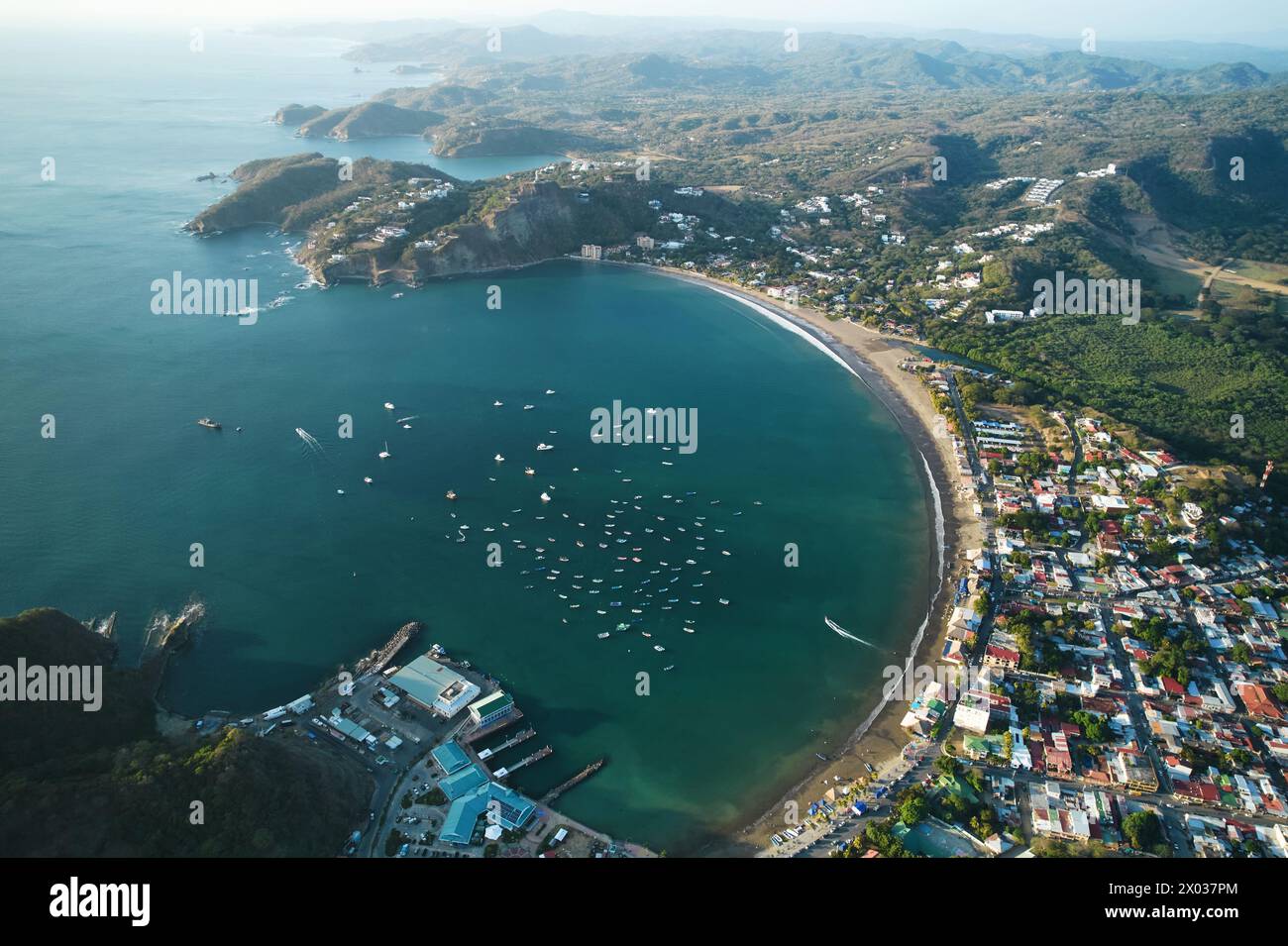 Tema del turismo tropicale. Vista panoramica aerea della baia del mare Foto Stock