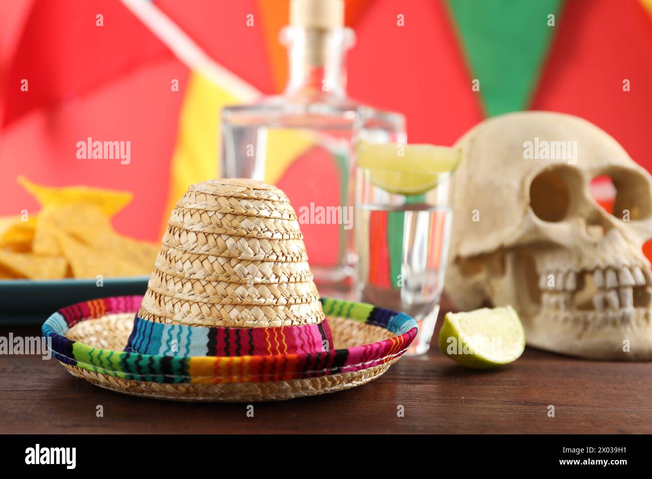 Cappello sombrero messicano, tequila umana e tequila su un tavolo di legno Foto Stock
