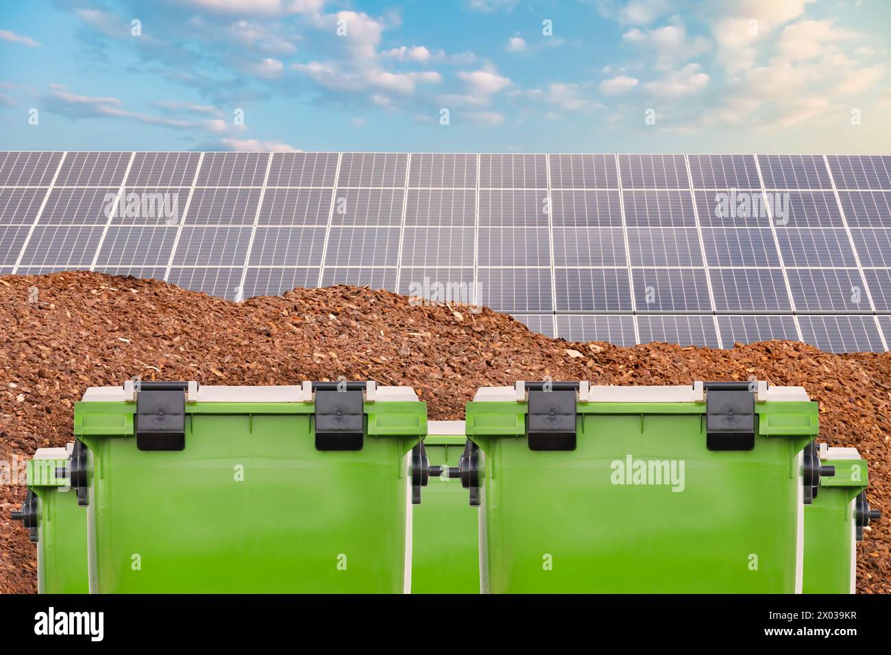 Nuovi contenitori per rifiuti verdi di fronte alla biomassa e a una grande azienda agricola a pannelli solari Foto Stock