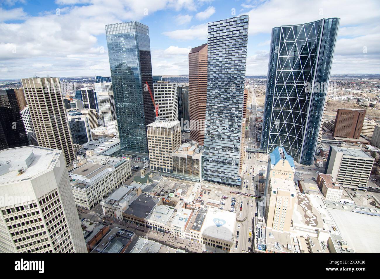 Calgary, Alberta Canada, 3 aprile 2024: Veduta aerea degli edifici e del paesaggio urbano del centro città che si affaccia su Center Street e sui luoghi di interesse più famosi di un Canadian C. Foto Stock