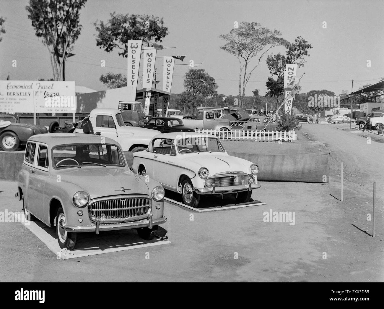 Concessionaria di auto Northern Motors a Ndola, Rhodesia settentrionale, c1956. Fondata nel 1951 da Sir Cecil Dennistoun Burney. Hillman Husky Estate (sinistra) Sunbeam Rapier (centro) Foto Stock