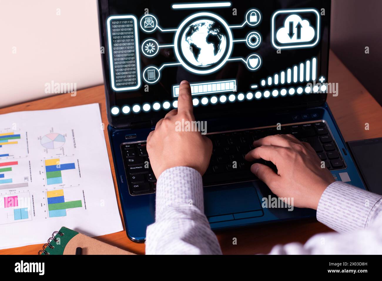 l'uomo in ufficio interagisce con i dati provenienti dalla rete aziendale globale, caricando e scaricando in modo sicuro i dati dal cloud Foto Stock