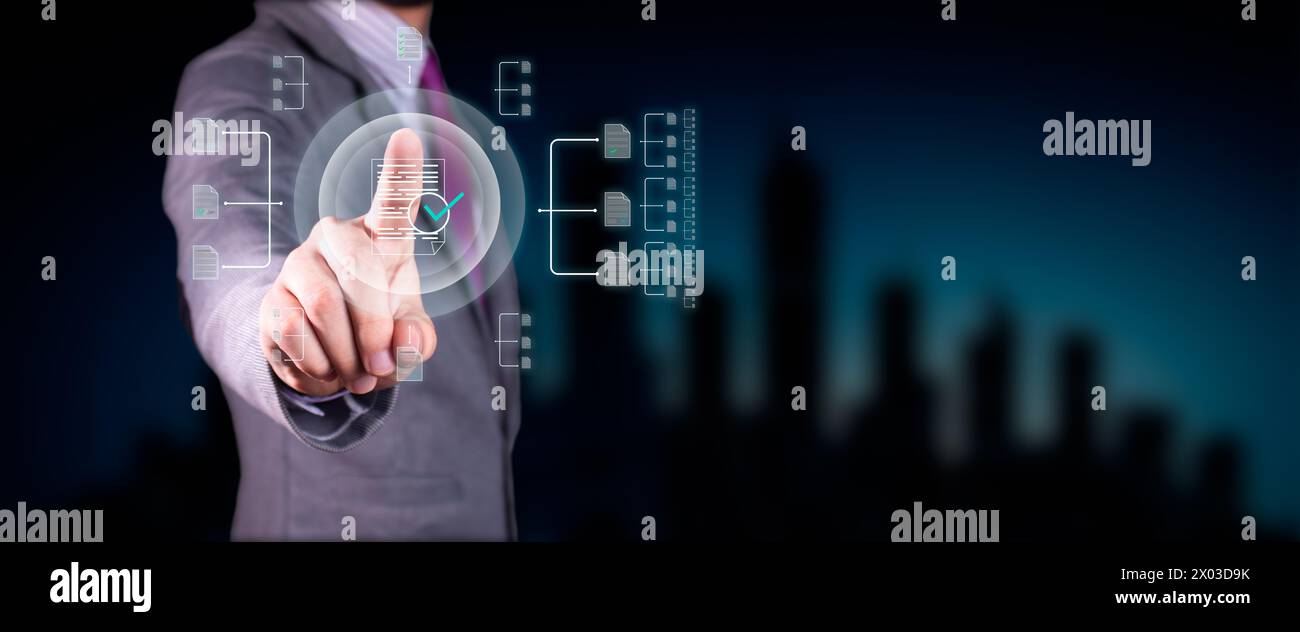 Imprenditore con rete aziendale e struttura di connessione. sicurezza e sviluppo nell'efficienza dell'hosting cloud. Foto Stock