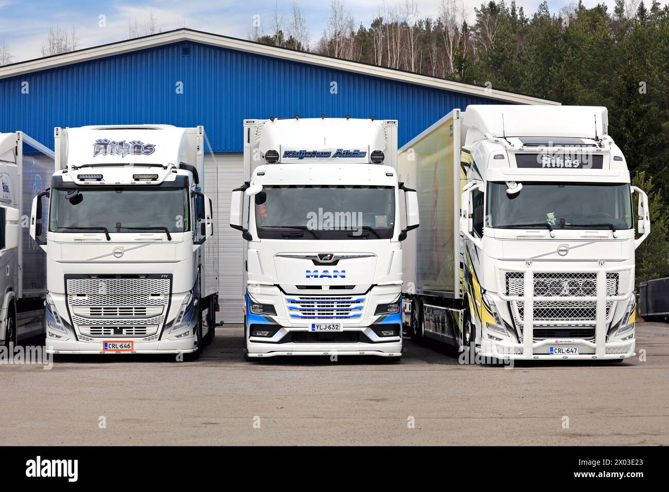 Tre nuovi camion Volvo e MAN, splendidamente personalizzati, parcheggiati in un cortile in un giorno di primavera. Salo, Finlandia. 31 marzo 2024. Foto Stock