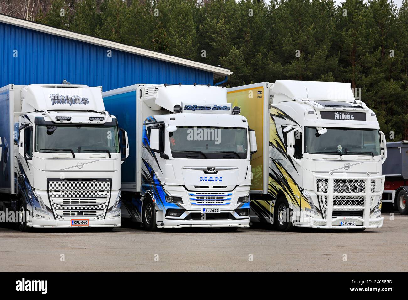 Tre nuovi camion Volvo e MAN, splendidamente personalizzati, parcheggiati in un cortile in un giorno di primavera. Salo, Finlandia. 31 marzo 2024. Foto Stock