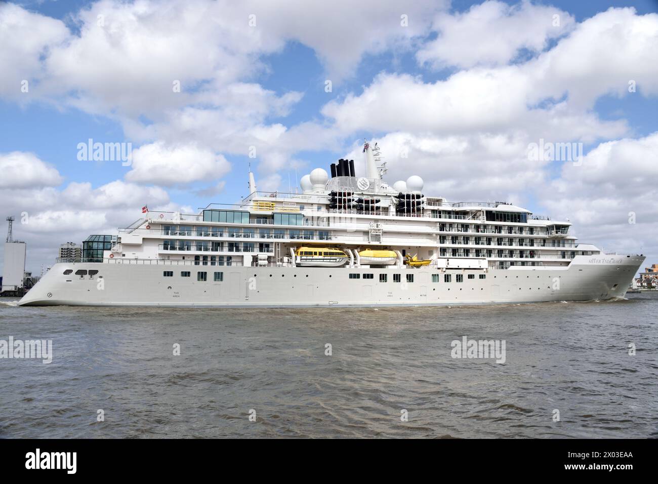 La nave SILVER ENDEAVOR della Silversea Cruises si dirige lungo il Tamigi alla fine della sua visita inaugurale a Greenwich, Londra Foto Stock