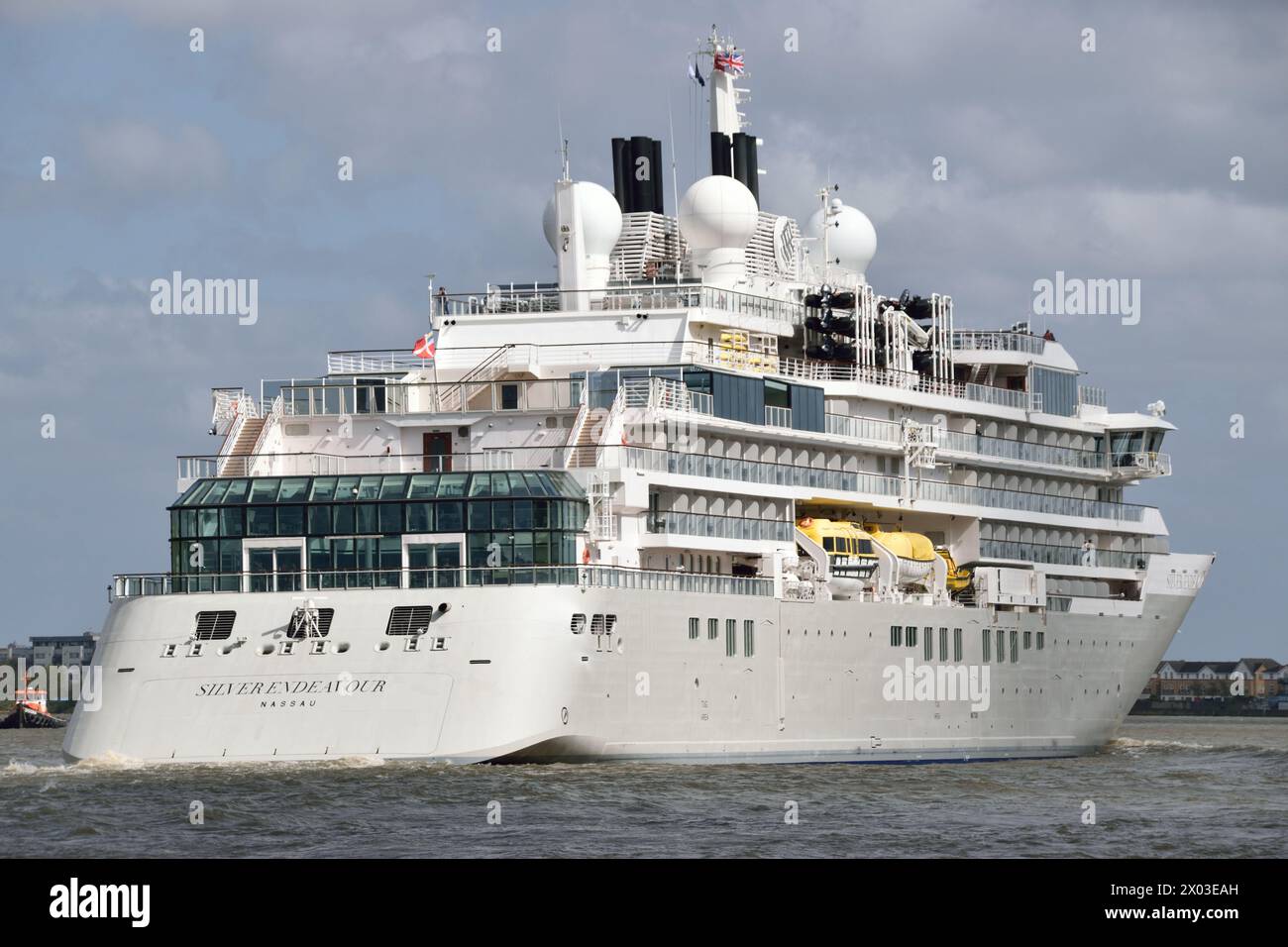 La nave SILVER ENDEAVOR della Silversea Cruises si dirige lungo il Tamigi alla fine della sua visita inaugurale a Greenwich, Londra Foto Stock