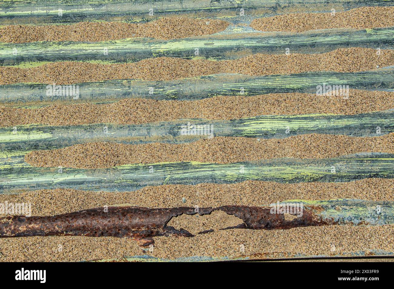 Ferro ondulato dipinto verde lime, i resti della civiltà nella città mineraria abbandonata di Bogenfels in Namibia. Foto Stock