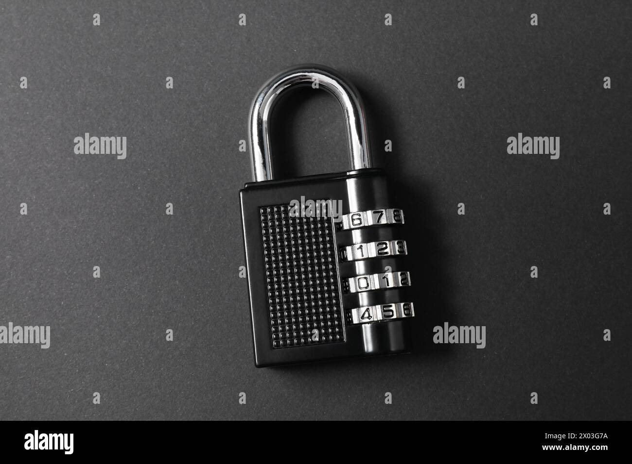 Un lucchetto a combinazione in acciaio su sfondo nero, vista dall'alto Foto Stock