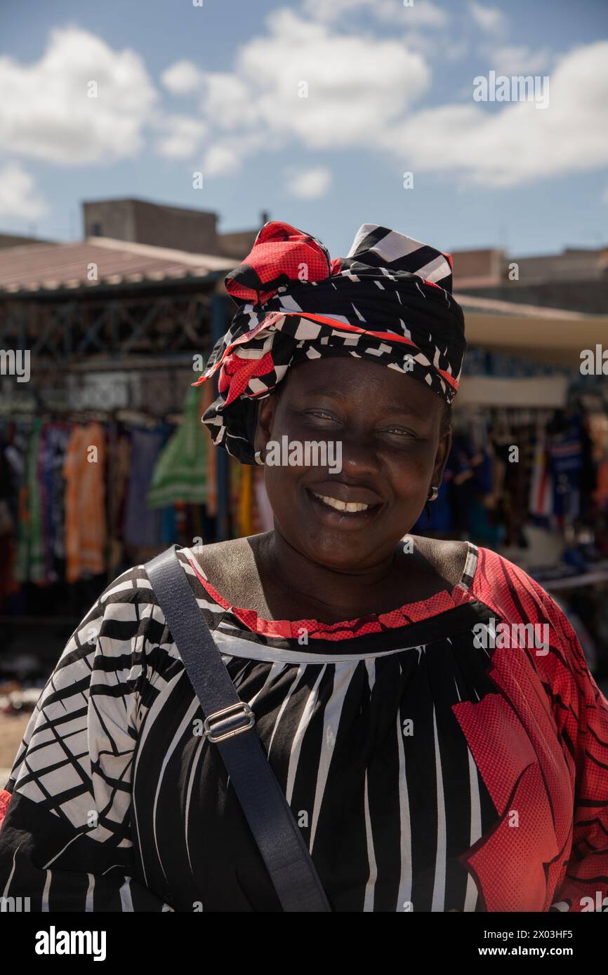 Donna locale, mercato africano, Mindelo, Săo Vicente, Capo Verde (Repubblica di Cabo Verde) Foto Stock