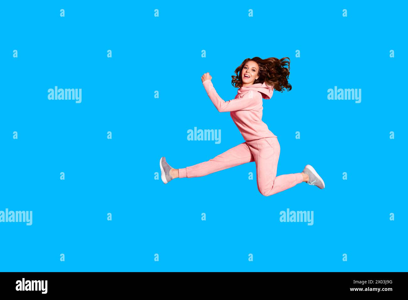 Lunghezza piena dimensione corpo foto crazy jumping volo incredibile alta ha la sua signora mani bracci guida shopping rush indossando moderno rosa casual vestito in costume Foto Stock