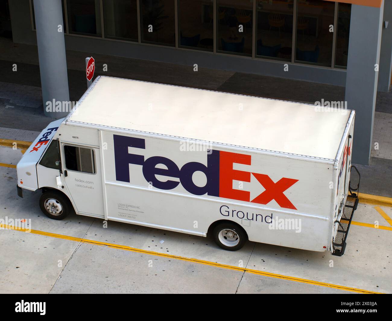 Miami, Florida, Stati Uniti - 6 aprile 2024: FedEx Truck si ferma in una strada. Foto Stock