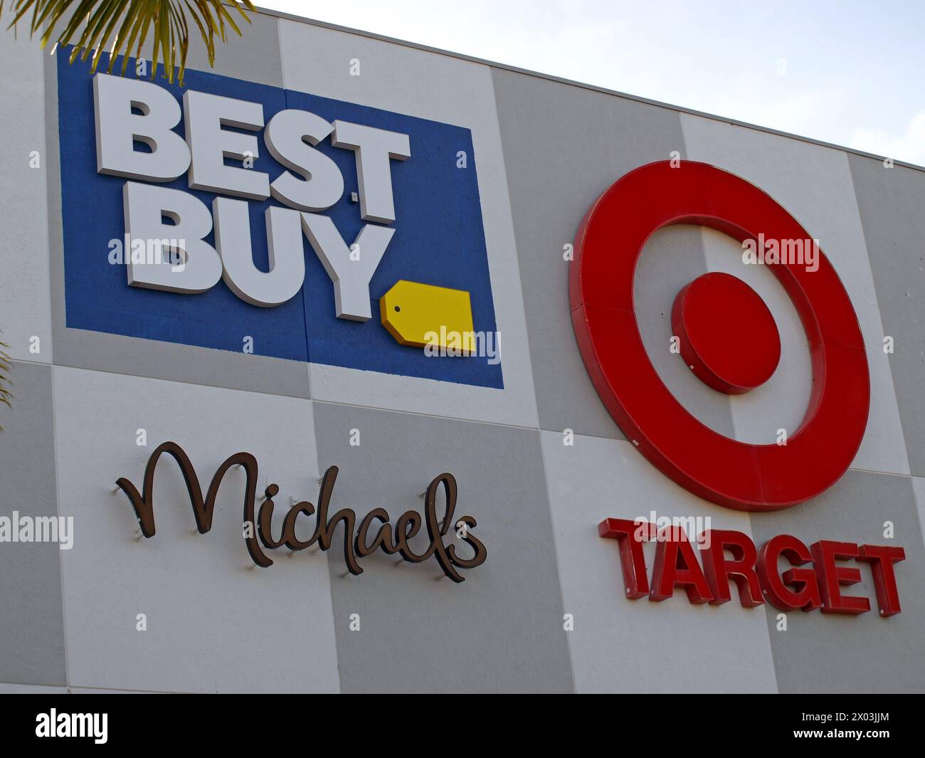 Miami, Florida, Stati Uniti - 6 aprile 2024: Parete con logo Best Buy, Target e Michael Store. Dadeland Station Mall a Kendall. Foto Stock