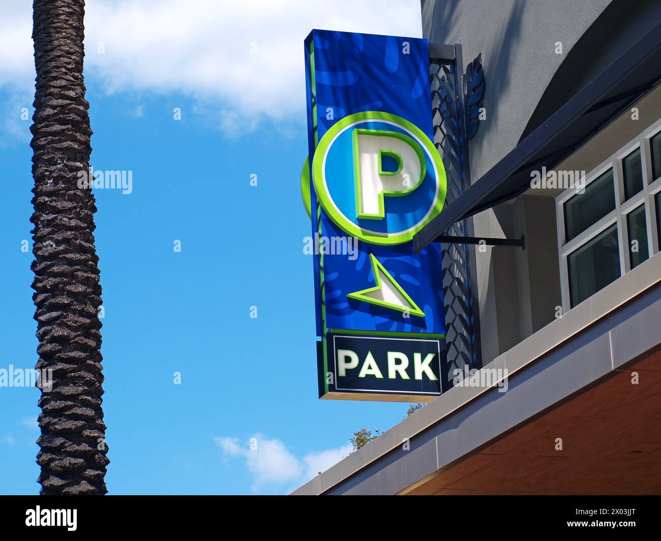 Miami, Florida, Stati Uniti - 6 aprile 2024: Parcheggio nella famosa area di Coconut Grove. Foto Stock