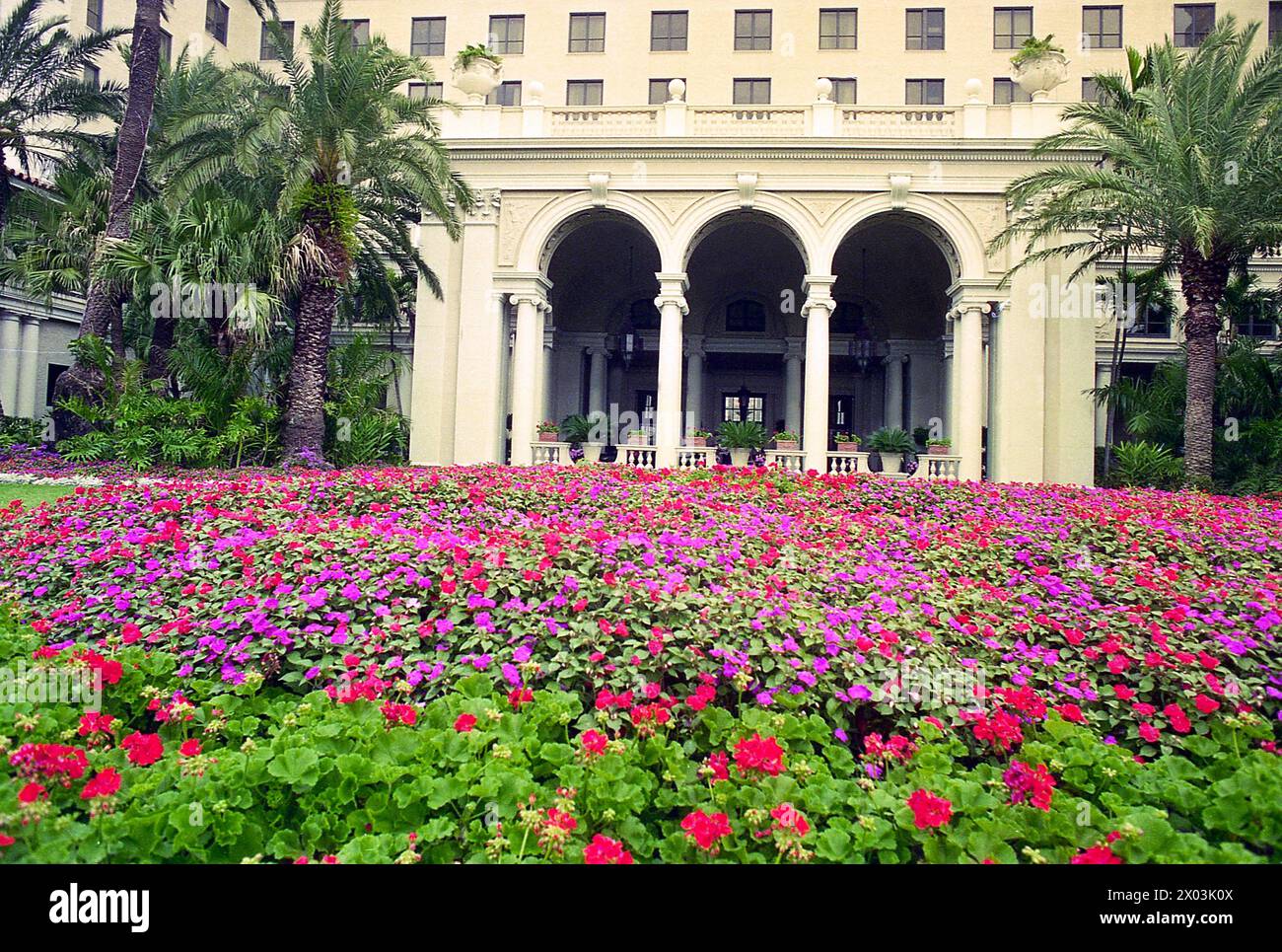 Palm Beach, Florida, USA, circa 1992. Vista frontale dello storico hotel "The Breakers". Foto Stock