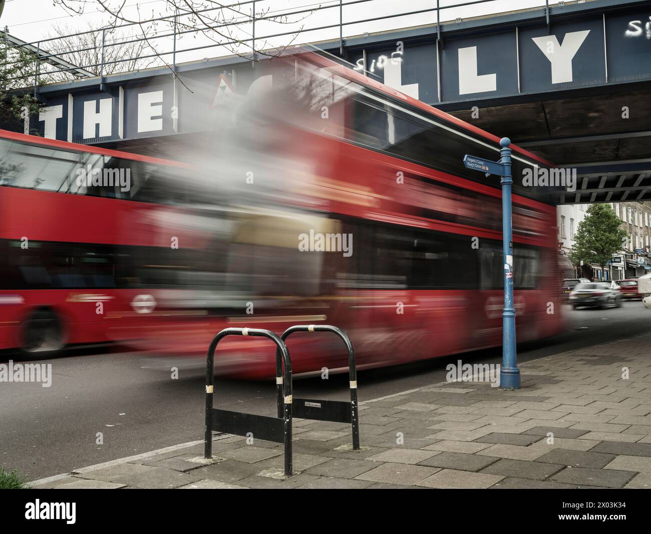 Il Caledonian Road, o 'l' camente come è noto è la principale arteria di strada attraverso il North London borough di Islington. Foto Stock