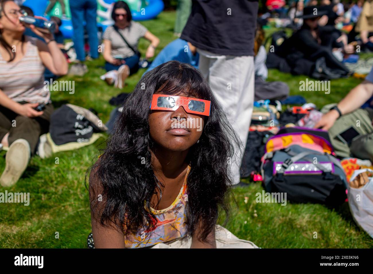NEW YORK, NEW YORK - 8 APRILE: la gente si riunisce al Greenwood Cemetery di Brooklyn, a New York, durante un'eclissi solare parziale l'8 aprile 2024 a New York City. migliaia di persone si sono riunite in parchi e spazi aperti in tutta la città per vedere fino al 90% del sole coperto dalla luna. (Foto di Michael Nigro/Sipa USA) Foto Stock