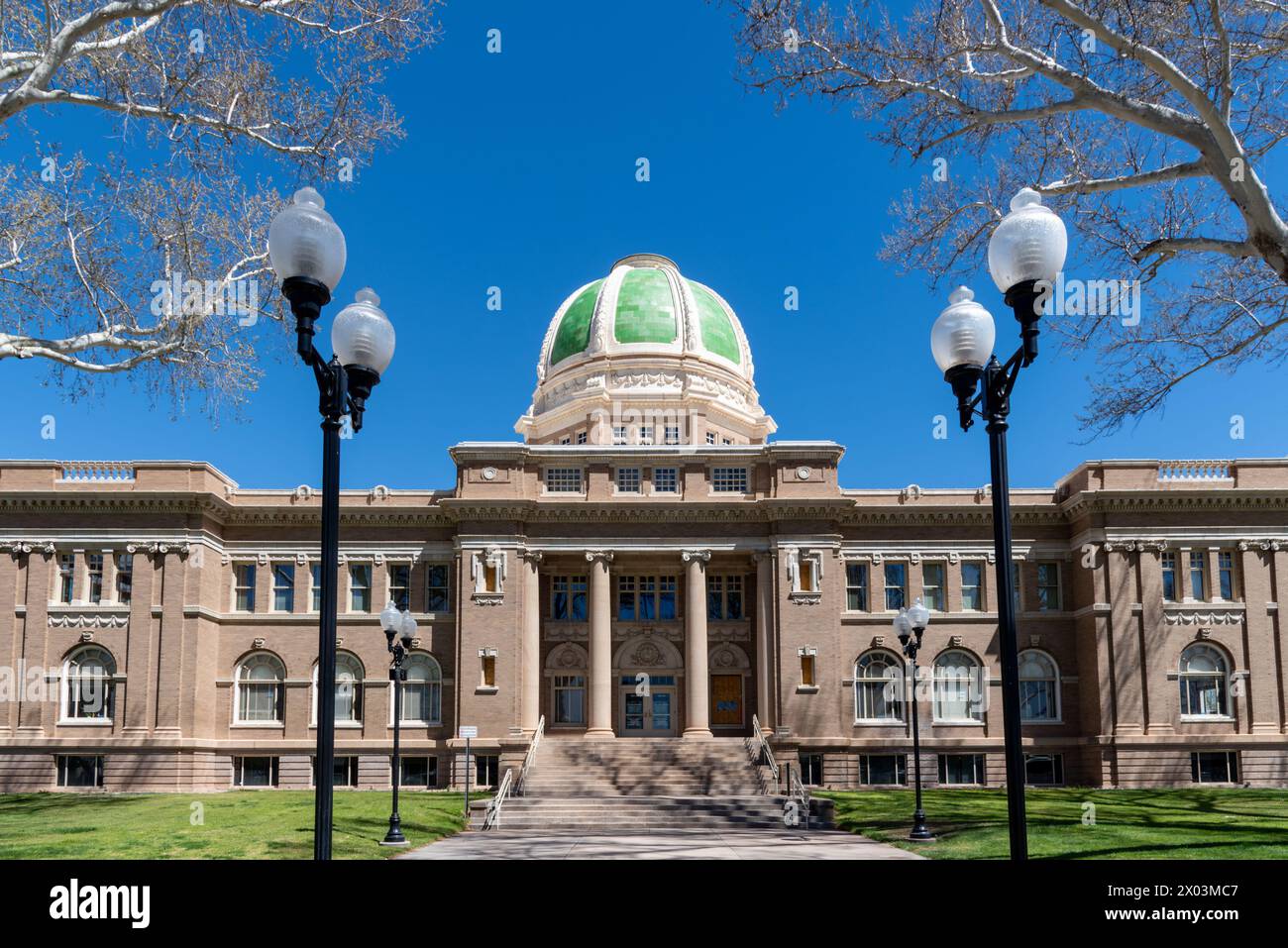 Tribunale decorato della contea di Chavez con cupola piastrellata verde, progettato dagli architetti I.H. e W.M. Rapp in stile neo-classico, Roswell, New Mexico, USA. Foto Stock