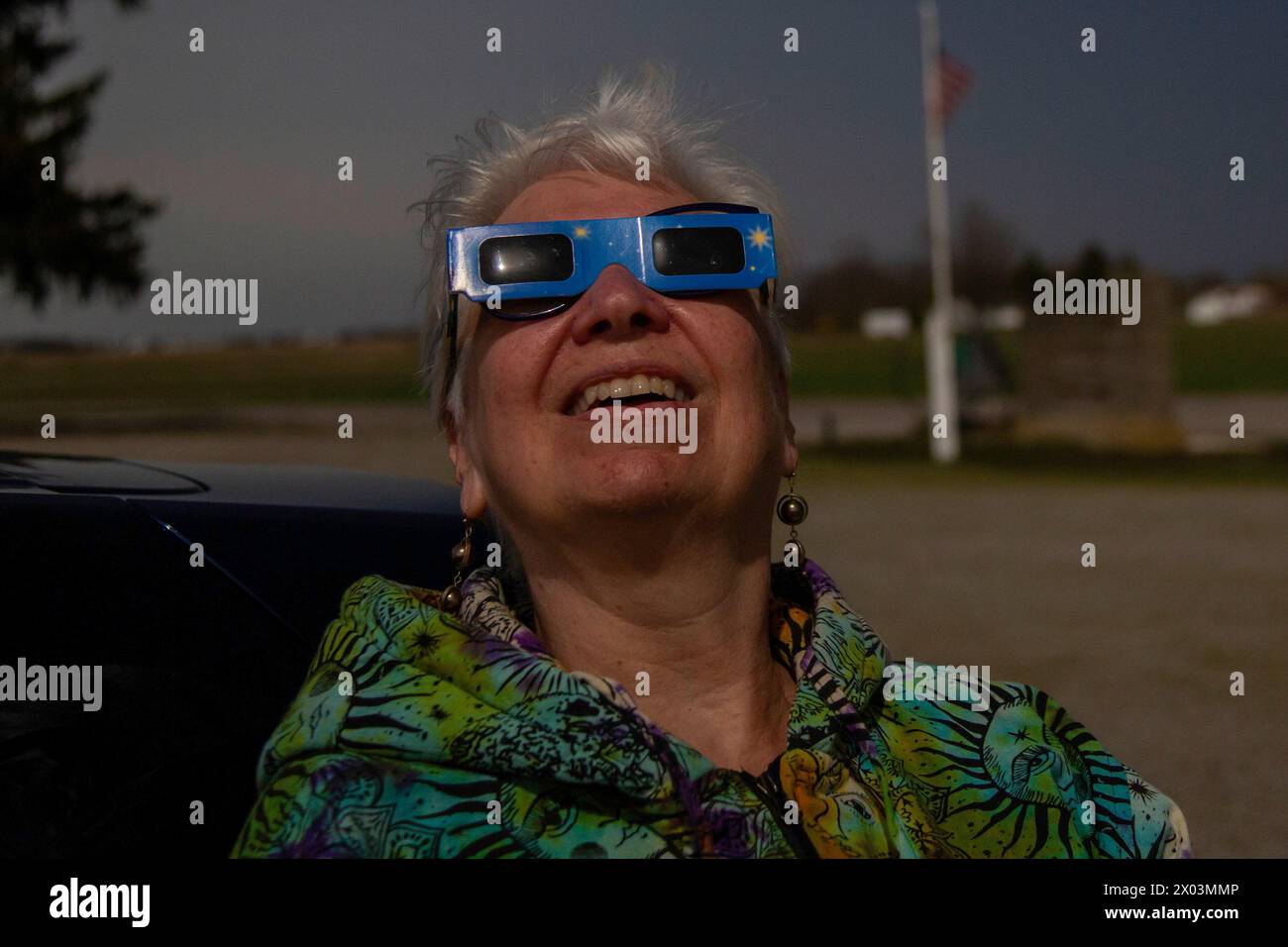 Van Wert, Ohio, Stati Uniti. 8 aprile 2024. Un'eclissi solare totale, vista dall'Ohio nordoccidentale. Appena si avvicinò la totalità, Susan Newell usò i suoi occhiali per vedere il sole in sicurezza. Crediti: Jim West/Alamy Live News Foto Stock