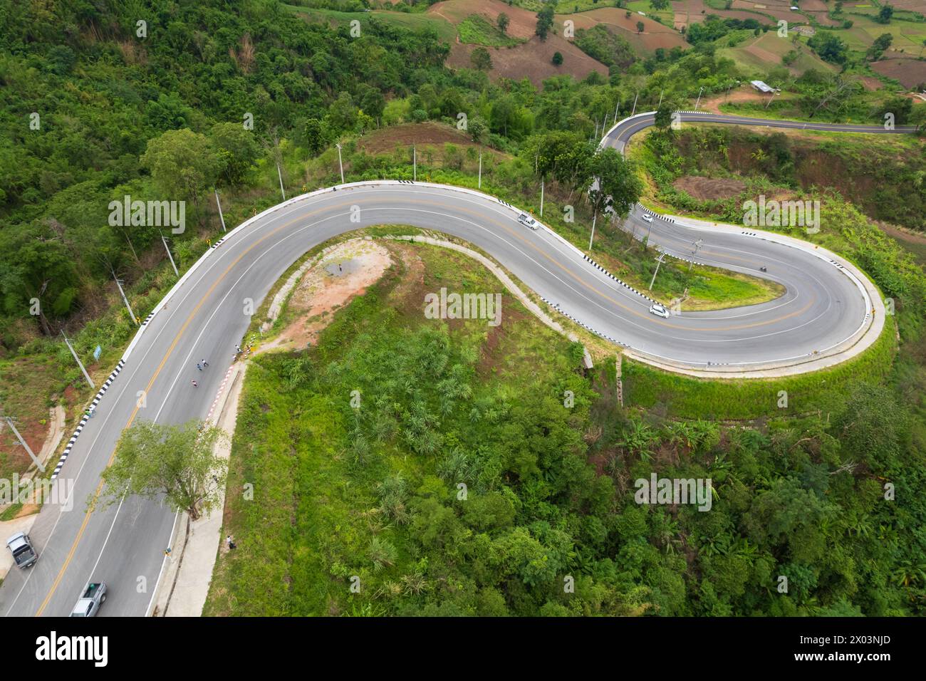 La famosa strada nord della Thailandia Phu Kao Ngom nella provincia di Loei, vista aerea dal drone. Foto Stock