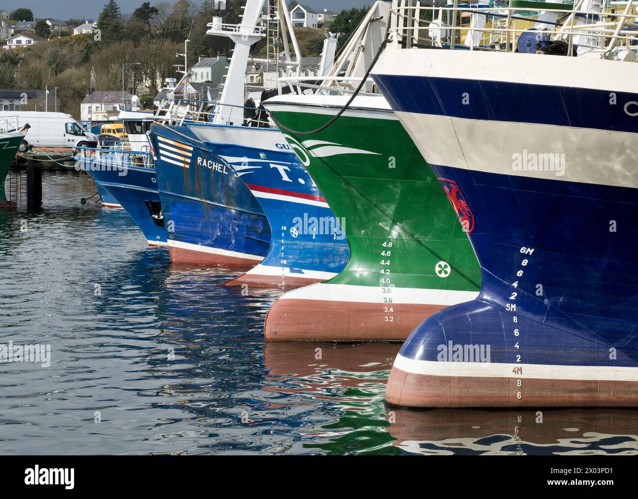 Pescherecci da traino nel porto di Killybegs, contea di Donegal, Irlanda Foto Stock