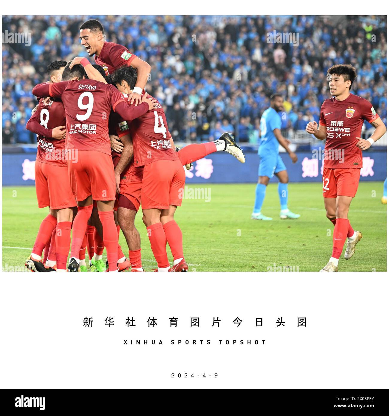 Pechino, la provincia cinese di Jiangsu. 9 aprile 2024. I giocatori dello Shanghai Port celebrano il punteggio ottenuto durante una partita del quinto turno della Chinese Football Association Super League (CSL) 2024 tra Nantong Zhiyun e Shanghai Port a Nantong, nella provincia di Jiangsu, nella Cina orientale, il 9 aprile 2024. Crediti: Wang Xuzhong/Xinhua/Alamy Live News Foto Stock Pechino, la provincia cinese di Jiangsu. 9 aprile 2024. I giocatori dello Shanghai Port celebrano il punteggio ottenuto durante una partita del quinto turno della Chinese Football Association Super League (CSL) 2024 tra Nantong Zhiyun e Shanghai Port a Nantong, nella provincia di Jiangsu, nella Cina orientale, il 9 aprile 2024. Crediti: Wang Xuzhong/Xinhua/Alamy Live News Foto Stock