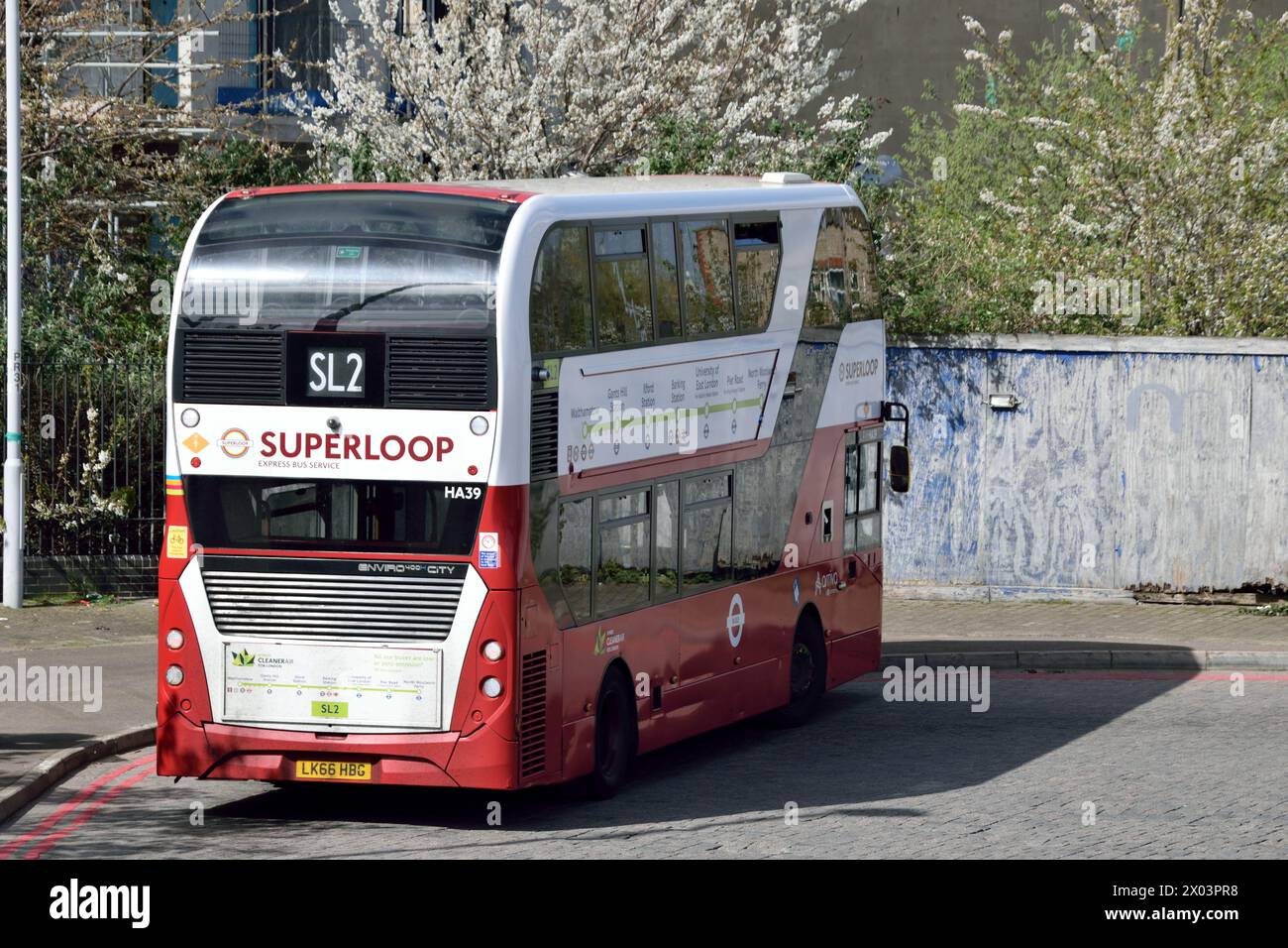 Un autobus a due piani Transport for London (TfL) Superloop 2 (SL2) che arriva al terminal dei traghetti di North Woolwich Foto Stock