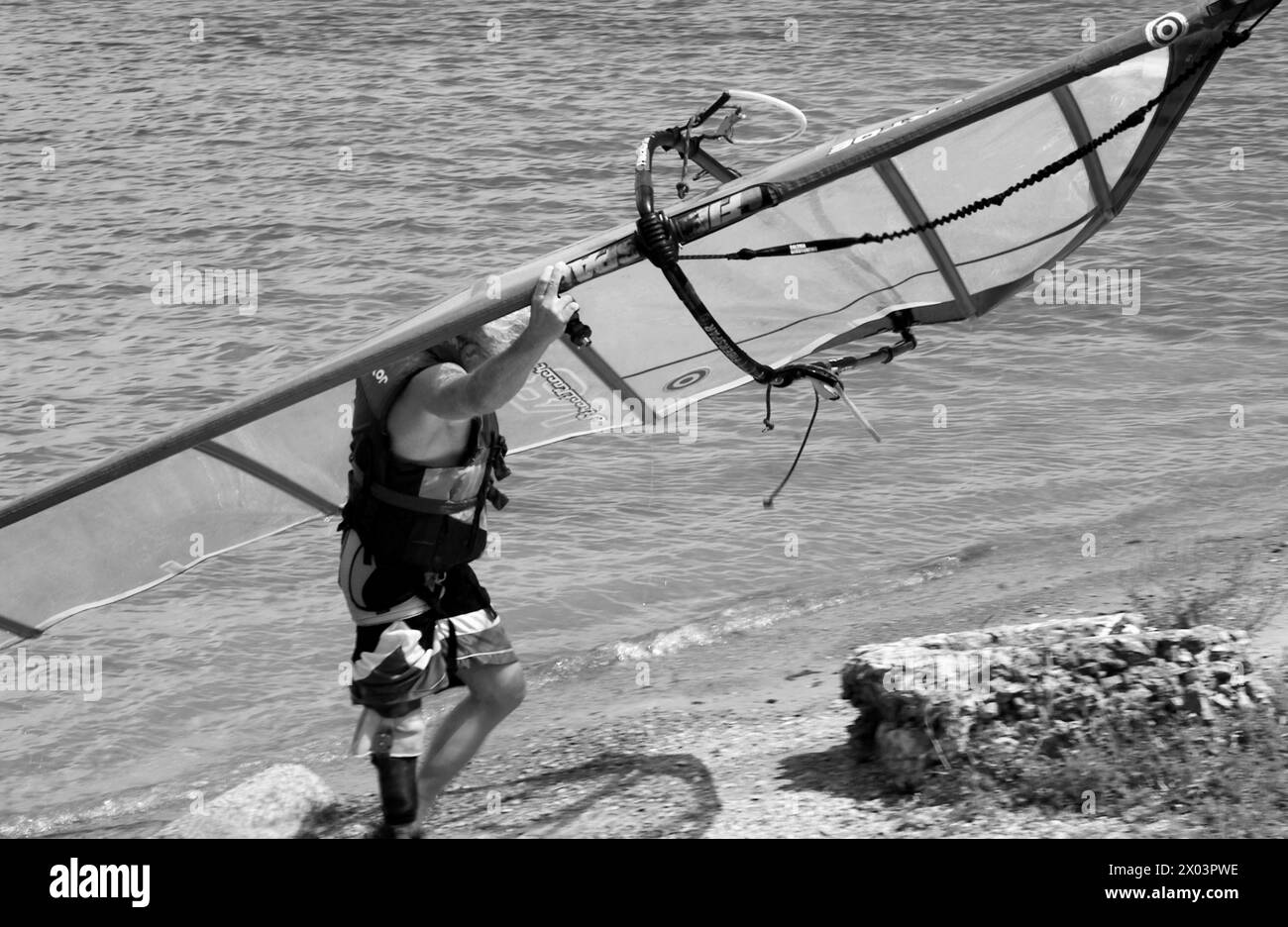 Un uomo più anziano porta il windsurf a riva a Niagra Falls Canada Foto Stock