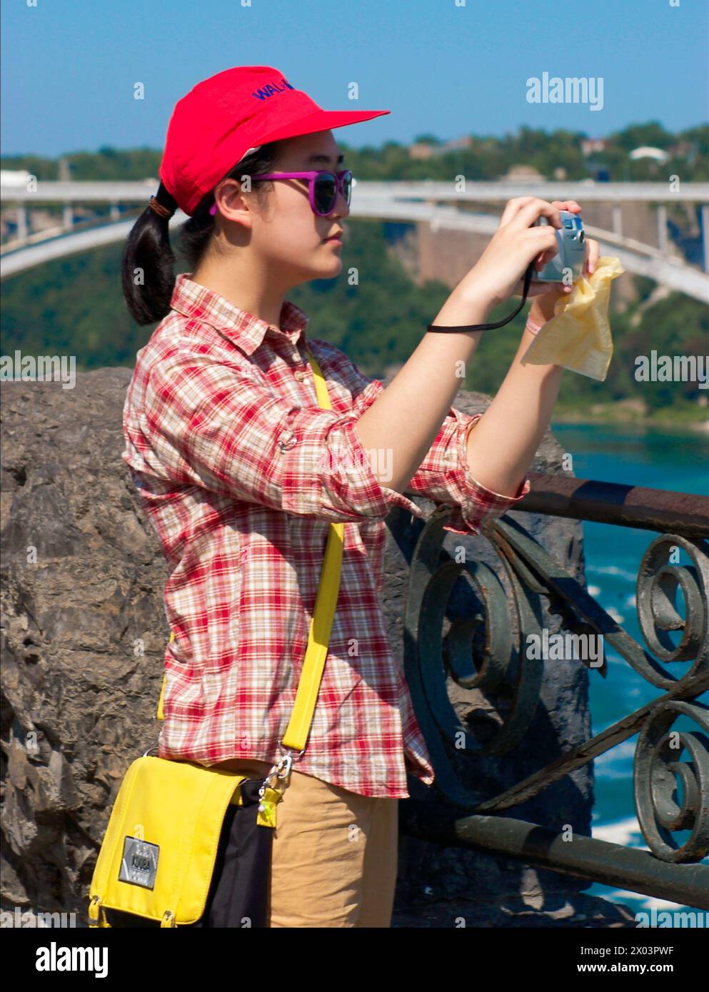 Donna asiatica che scatta foto a Niagra Falls Canada Foto Stock
